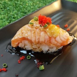 ข้าวปั้นหน้าปลาแซลมอนเผา