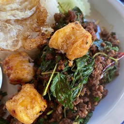 กะเพราแท้หมูลูกรอกทอด