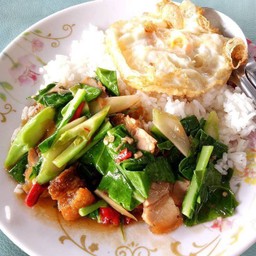 คะน้าหมูกรอบ