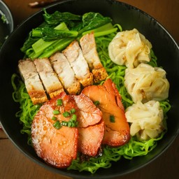 บะหมี่หยก + หมูแดง + หมูกรอบ + เกี๊ยวหมู