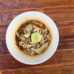 ก๋วยเตี๊ยวไก่ฉีกต้มยำ