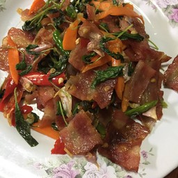 ข้าวราดกระเพราเบคอน