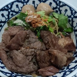 Noodle Soup with Fresh Beef Balls and Braised Beef