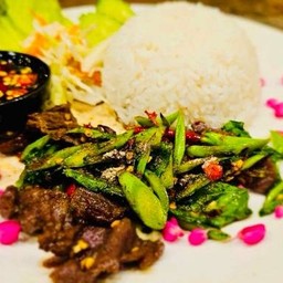 ข้าวราดคะน้าเนื้อ