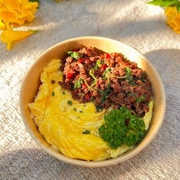 ข้าวไข่ข้นกะเพราเนื้อ