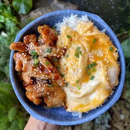 ข้าวหน้าไข่ข้น ผัดซอสเกาหลี (ระบุเนื้อสัตว์)