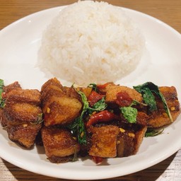 ข้าวราดกระเพราหมูกรอบเจ