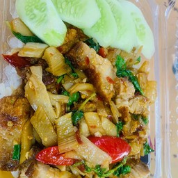 ข้าวกะเพราหน่อไม้ดอง