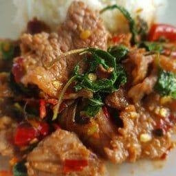 ข้าวกะเพราเนื้อพริกเเห้ง