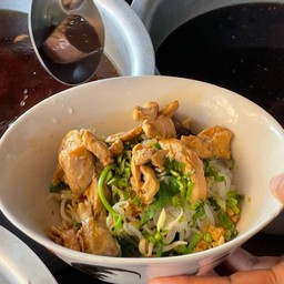 ก๋วยเตี๋ยวไก่แม่เนยวังบาล