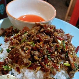 ข้าวเนื้อชิ้นคั่วพริกเกลือ