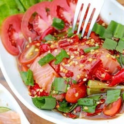 ยำแซลมอนกุ้งสด