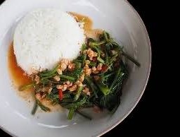 ผัดผักบุ้งไฟแดงราดข้าว