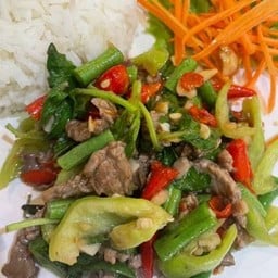 ผัดกะเพราราดข้าว  fried basil with