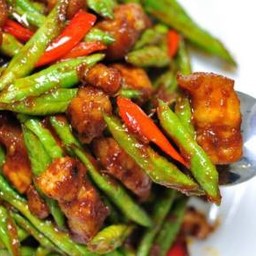 ข้าวราดผัดพริกแกงถั่วฝักยาว