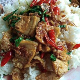 [อร่อยซ่ากับโค้ก] ข้าวกระเพราหมูกรอบ + โค้ก ออริจินัล (ขวด)