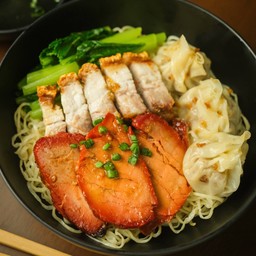บะหมี่ไข่ + หมูแดง + หมูกรอบ + เกี๊ยวหมู