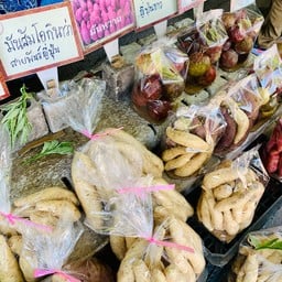 ตลาดกลางดง