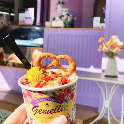 รสม่อนไข่วอลนัทเบอรี่ นั่งกินหน้าร้านเพลินๆค่ะ