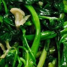 ผัดผักบุ้งน้ำมันหอยราดข้าว