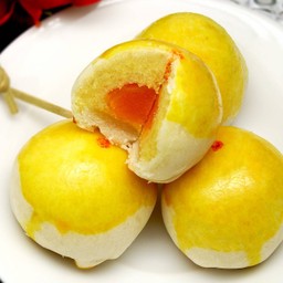 ขนมเปี๊ยะไส้ถั่วไข่เค็มกล่องโดมทอง