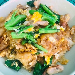ผัดซีอิ้วหมูกรอบ