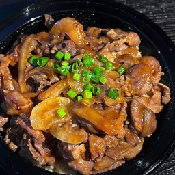 ข้าวหน้าเนื้อ เสือร้องไห้ (สไตล์ญี่ปุ่น)