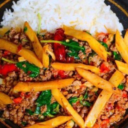 ข้าวกะเพราหมูสับใส่หน่อไม้