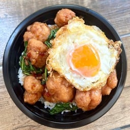 ข้าวกะเพราหมูเด้งไข่ดาว