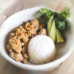 ข้าวหน้าไก่ทอดกระเทียม