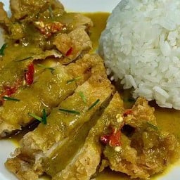 ข้าวไก่ทอดราดเขียวหวาน