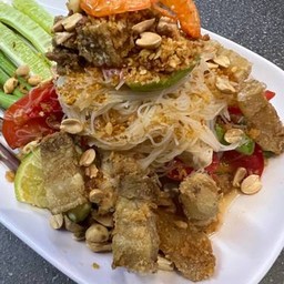 ตำเส้นหมี่ หมูยอ หมูกรอบ