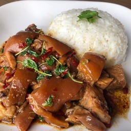 กระเพราขาหมู พิเศษ