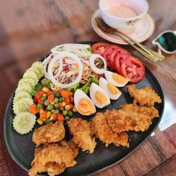 สลัดไก่ทอด