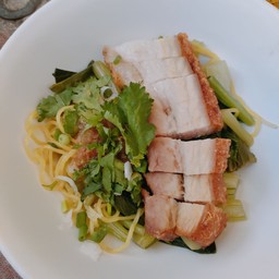 บะหมี่หมูกรอบ