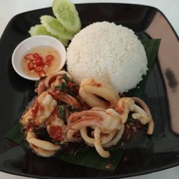 ข้าวราดผัดกระเพราทะเล (กุ้ง+หมึก)