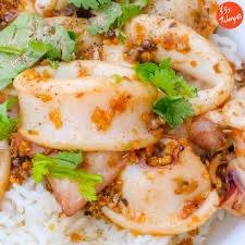 ข้าวหน้าหมึกทอดกระเทียม