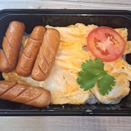 ข้าวไข่ข้นหน้าใส้กรอกไก่