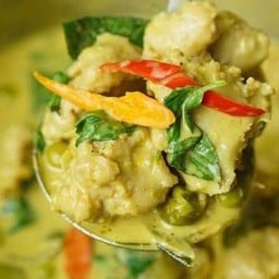 ข้าวราดแกงเขียวหวานลูกชิ้นปลากราย