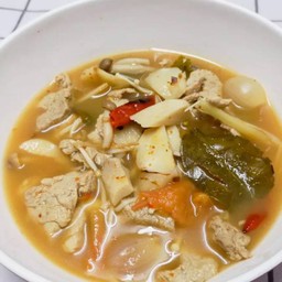 ต้มยำน้ำข้น หรือน้ำใส กับข้าว [หมู,ไก่]