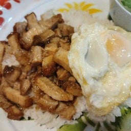 หมูกรอบผัดน้ำมันหอย+ไข่ดาว