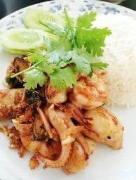 ข้าวหน้าทะเลทอดกระเทียม
