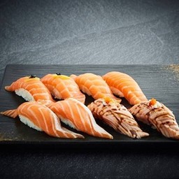 ซูชิแซลมอนรวม 8 ชิ้น