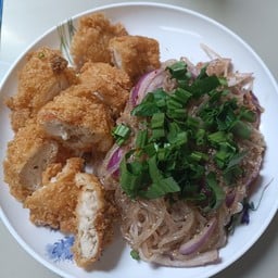 ยำเส้นเล็กไก่กรอบ