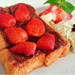 นูเทลล่าโทสต์ กล้วยหอมและไอศกรีม 2 ลูก