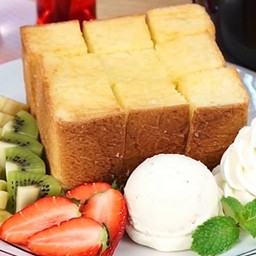 สตรอว์เบอร์รี่โทสต์ กล้วยหอมและไอศกรีม 2 ลูก