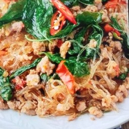 ข้าว กะเพาวุ้นเส้น