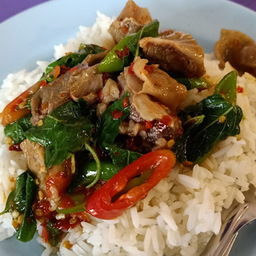 กระเพราเนื้อเปื่อยราดข้าว