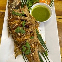 ปลากระพงทอดกระเทียม