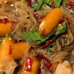 ตำเส้นเล็กไส้กรอกน้ำปลาร้า